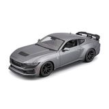 Maisto - 2024 Ford Mustang Dark Horse op schaal 1:24, diecast auto in metallic grijs, gedetailleerde replica met openslaande deuren en motorkap, officiële Ford-licentie, aanbevolen leeftijd 3+ jaar