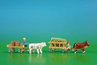 Volker und Heiko FlathErzgebirgische Volkskunst Miniaturen: Tafelwagen en wagen met koetsier, naturel. Afmetingen: 9x3,5 cm. Nieuw