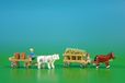 Volker und Heiko FlathErzgebirgische Volkskunst Miniaturen: Tafelwagen en wagen met koetsier, naturel. Afmetingen: 9x3,5 cm. Nieuw