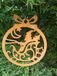 Christbaumkugel aus Edelmetall, Abbildung des Nikolaus mit einem Schlitten