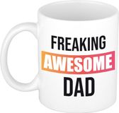 Bellatio Decorations Bol Papa cadeau mok / beker met tekst freaking awesome dad gekleurd kader