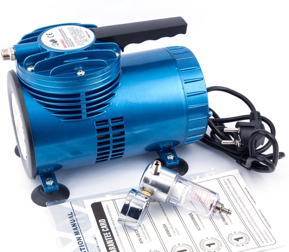 Fengda Airbrush mini compressor AS-06-1 Airbrush mini compressor Ã‚Â® AS-06-1 Compact, draagbaar, stil en olie-vrij. De compressor heeft een olievrije luchttoevoer die ideaal is voor ontwerpers, vormgevers, kunstenaars, cake decorateurs