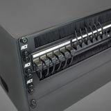 ACT Zwarte 0,25 meter U/UTP CAT6A LSZH Slimline patchkabel met RJ45 connectoren 90° haaks beneden naar 90° haaks beneden