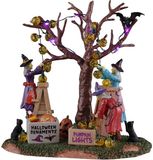 Lemax Spooky Town - Decorating the Spooky Tree - Met Licht