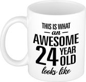 Bellatio Decorations This is what an awesome 24 year old looks like - cadeau koffiemok - beker - 300 ml - verjaardag 24 jaar - kado mok / beker