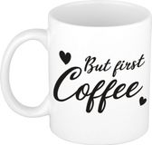 Bellatio Decorations But first coffee cadeau mok / beker wit met hartjes - 300 ml - keramiek - koffiemok voor de koffieliefhebber