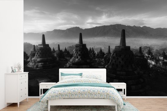 Nr1Wallpaper Behang - Fotobehang Borobudur in een mistige ochtend in Indonesië - zwart wit - Breedte 525 cm x hoogte 350 cm