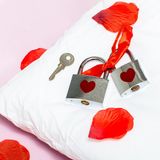 OOTB Out of the Blue Liefdesslotjes - Hartjesslot Zilver met Rood Hart - 2 Stuks met Sleutel - Valentijn