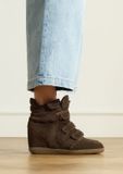 Manfield - Dames - Donkerbruine suède sneakers met sleehak - Maat 40