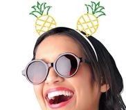 FIESTAS GUIRCA Ananas hoofdband van metaal (eenheidsmaat) - feestaccessoires voor zomerfeesten en afstudeerfeesten - ideaal voor Hawaï- en tropische thema's - volwassenen unisex - geel groen
