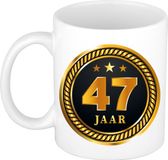 Bellatio Decorations 47 jaar thema koffiemok Medaille - jubileum - verjaardag - zwart met goud - Cadeau beker - 300 ml - keramiek