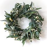 HomeKaren Kransen voor voordeur 60 cm, alle seizoenen groene krans olijf eucalyptusbladeren en witte gemengde bessen voor binnen buiten boerderij thuis veranda muur raam festival bruiloft decor