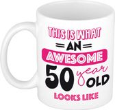 Bellatio Decorations Verjaardag cadeau mok 50 jaar - roze - grappige tekst - 300 ml - Sarah