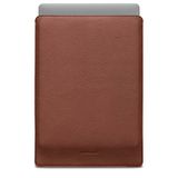 WOOLNUT Sleeve Case voor MacBook Air 15 - Charge in Sleeve - Volnerf leer, wolvilt interieur - Op maat gemaakte pasvorm - Scandinavisch ontwerp, compatibel met Apple MacBook Air 15" - Cognac Brown
