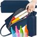 KRUMAD Trousse à crayons, trousse d'école en tissu, trousse polyvalente pour stylos ou instruments d'écriture, légère et hydrofuge, bleu foncé