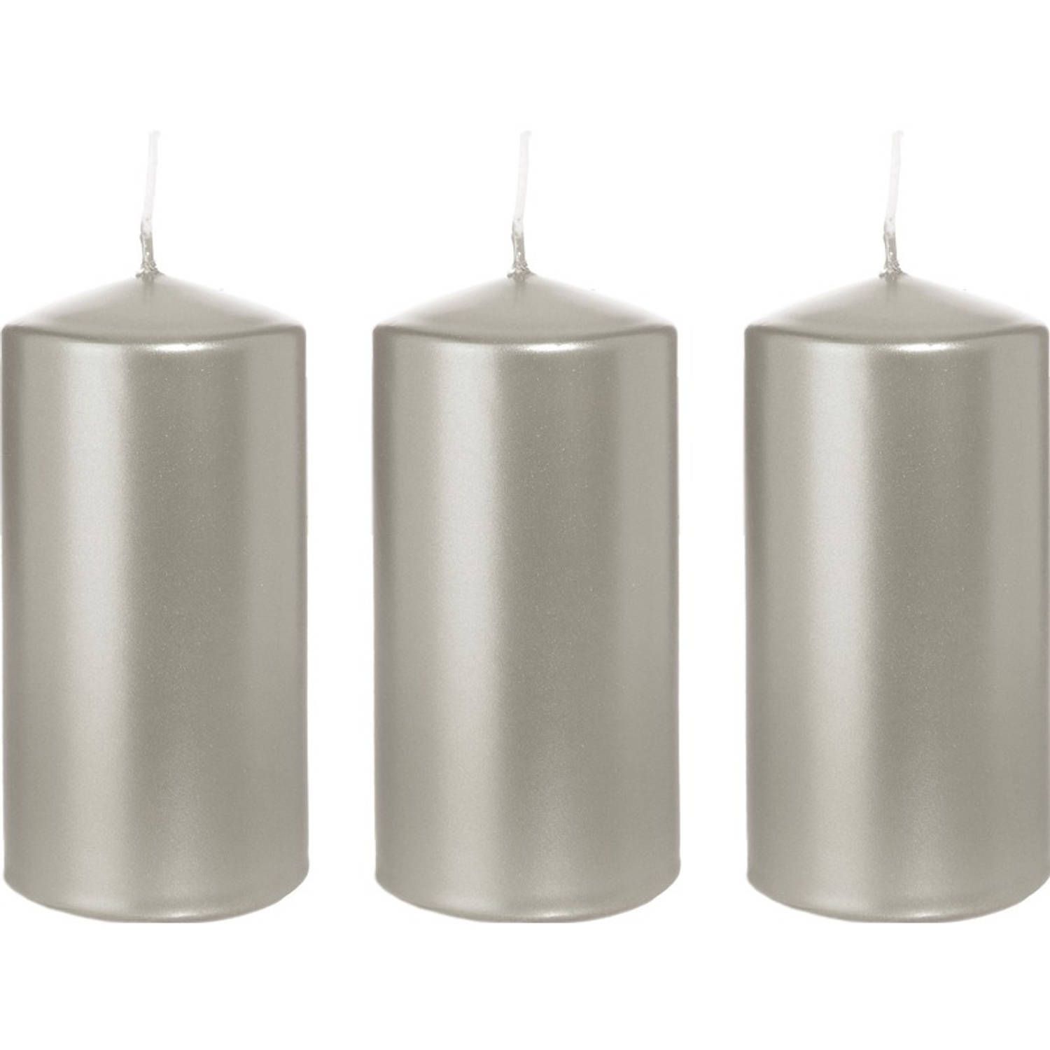 Trend Candles 3x Zilveren cilinderkaarsen/stompkaarsen 6 x 12 cm 40 branduren - Geurloze zilverkleurige kaarsen - Woondecoraties