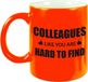 Bellatio Decorations Bol Cadeau mok neon oranje/ colleagues like you are hard to find - Collega bedankt cadeau