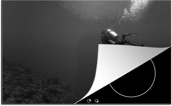 KitchenYeah® Inductie beschermer 77x51 cm - Een duiker zwemt alleen onderwater - zwart wit - Inductie kookplaat accessoire