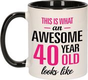 Bellatio Decorations Verjaardag cadeau mok 40 jaar - zwart/roze - grappige tekst - 300 ml - keramiek