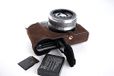 Zakao GX85 Case, Étui demi-appareil photo en cuir véritable fait à la main pour Panasonic GX85 GX80 GX7 II version à ouverture inférieure avec dragonne (café)