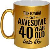 Bellatio Decorations Awesome 40 year - verjaardag cadeau koffiemok - beker - goud - 330 ml