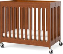 Foundations boutique inklapbaar babybedje van hout babybed van kersenhout met wieltjes donkerbruin