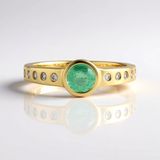 Cavill - Zilveren ring 925 met 14K gouden laag - Colombiaanse smaragd 0,45 ct & 0,18 ct zirkonen - Ronde edelsteen - Elegant design