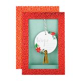 Hallmark Kerstkaart voor vrouw - eigentijds frame-ontwerp met hangende kerstbal bevestiging