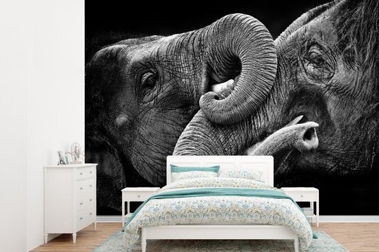 Nr1Wallpaper Behang - Fotobehang Omhelzing olifanten op zwarte achtergrond in zwart-wit - Breedte 360 cm x hoogte 260 cm