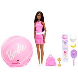 Barbie Team Rol en Onthul Tennisspeelster en accessoires, modepop, brunette, 8 verrassingen en verpakking in de vorm van een tennisbal