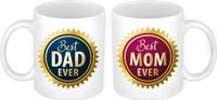 Bellatio Decorations Shoppartners Bv Best Mom en Best Dad mok met rozet - Cadeau beker set voor Papa en Mama - Moederdag en Vaderdag cadeautje