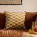 NOUS Living Kenzie coussin décoratif carré à carreaux 45x45 cm - ocre/rose