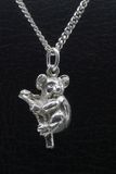 MOOYE ® - Collectie Zilveren Koala beer op tak ketting hanger
