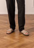 Manfield - Heren - Beige suède gevlochten slippers - Maat 45