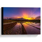 Merkloos / Sans marque Canvas Zonsopkomst achter Berg bij de Indonesische Rijstenvelden - 40x30 cm Foto op Canvas Schilderij
