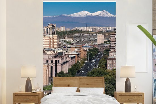 Nr1Wallpaper Behang - Fotobehang Het verkeer in Jerevan met de besneeuwde toppen van de Ararat - Breedte 170 cm x hoogte 260 cm