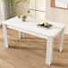 Table à manger moderne en bois blanc à quatre pieds