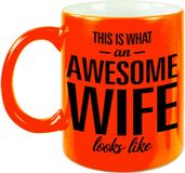 Bellatio Decorations Shoppartners Bv This is what an awesome wife looks like cadeau mok / beker - 330 ml - neon oranje - verjaardag / Moederdag - kado mok / beker