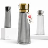 LARS NYSØM Bækvand Waterkaraf 1L met Roestvrijstalen Deksel & Zeef - Elegante Glazen Karaf & Schenkkan voor Sap, Thee & Limonade - Vaatwasmachinebestendig (Graphite/Brushed Gold)