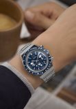 Timex Peanuts Q Chrono Quartz Chronograaf Horloge Zilverkleurig En Blauw Kast Gemaakt Van 100% Roestvrij Staal En Een Armband Van 100% Roestvrij Staal 40 TW2Y45300AJ