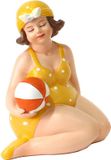 Gerkimex Home decoratie beeldje dikke dame - zittend - geel badpak - 11 cm