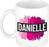 Bellatio Decorations Danielle naam cadeau koffie mok - beker - met roze verfstrepen - Cadeau collega - moederdag - verjaardag - juf - coach - 300 ml - wit