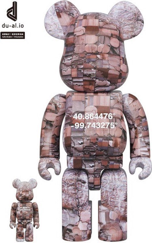 400% & 100% Bearbrick set - Nebraska Overview (Benjamin Grant) - Brown - Kunststof - 1 kg - 2023 - 4 seizoenen