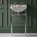 Hudson Reed Lavabo sur pieds rétro - 50 cm - Lavabo percé 2 trous - Porte-serviettes chromé - Richmond