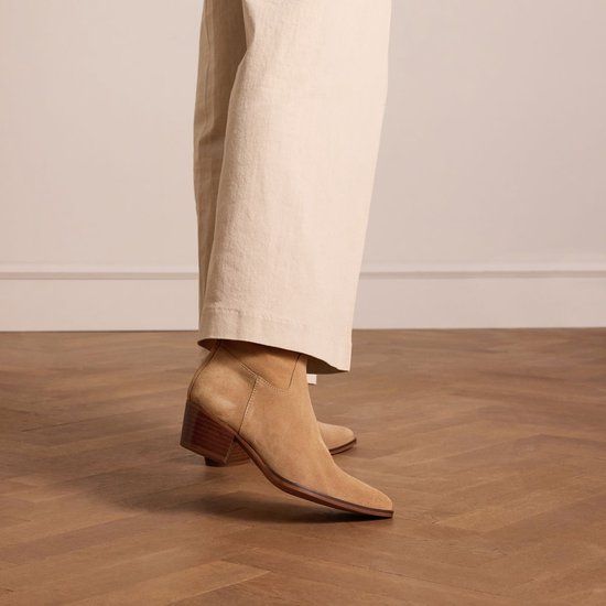 Manfield Dames Beige Suède Enkellaarsjes met Hak - Maat 37