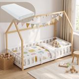en.casa Kinderbed "Sisimiut" in Montessori-stijl, met een huisachtige uitstraling, inclusief matras en valbeveiliging. Gemaakt van grenenhout, afmetingen 90 x 200 cm, kleur wit/naturel