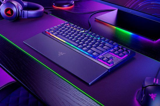 Razer Ornata V3 Tenkeyless - Kompakte Flache Gaming-Tastatur (Mecha-Membran-Switches, Tastenkappen mit Anti-UV-Beschichtung, Beleuchtete Separate Medientasten) QWERTZ DE-Layout | Schwarz