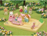 Sylvanian Families Train "Tchou-Tchou", Bébé Ours Jason, Jeu avec Train et Voies, 5320, La Crèche l'école