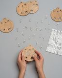 WONDEE Gepersonaliseerde kerstbal van hout, set van 5 kerstballen, personaliseerbaar, voornaam thuis met familie (inclusief letters en touw), kerstdecoratie, dennenhout, milieuvriendelijk