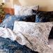 Tradilinge Taie d'oreiller en satin de coton 110 fils avec motif floral, Bleu marine, 65x65 cm